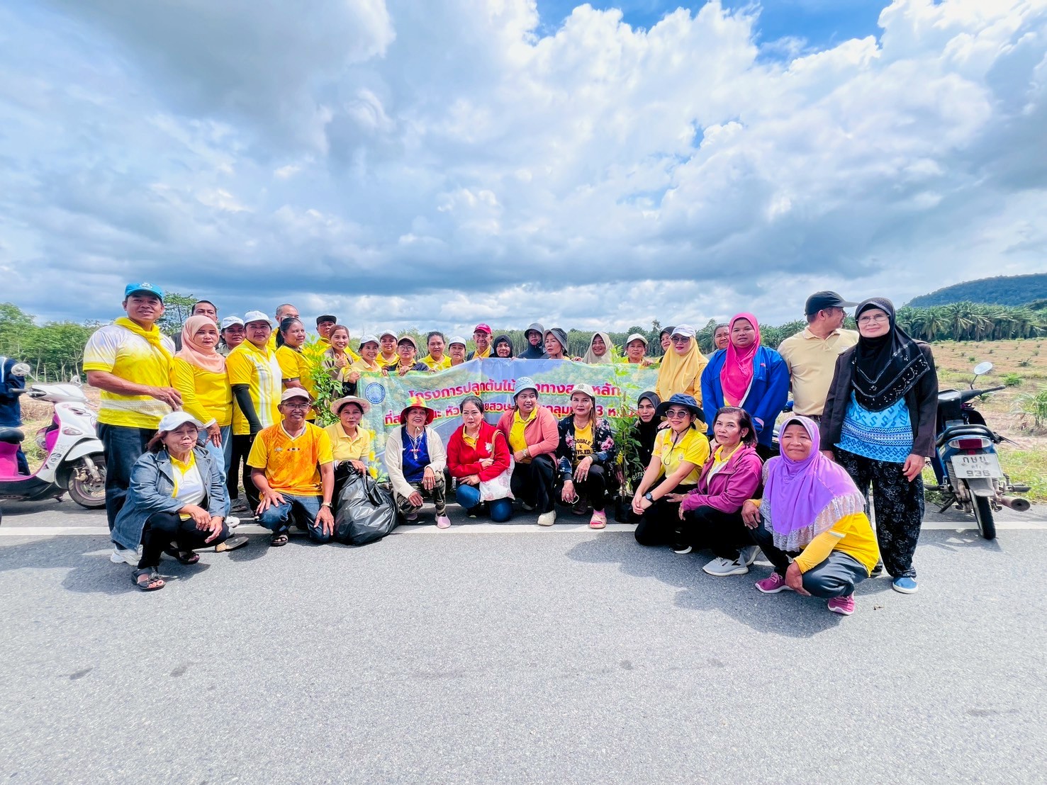 โครงการปลูกต้นไม้ข้างทางสายหลักที่สาธารณะหัวไร่ปลายสวนครบคลุมจำนวน 13 หมู่บ้าน