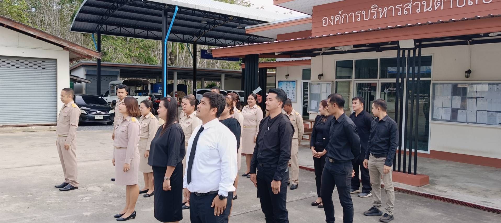 วันที่  3 พ.ย. 2568 ✨
      เวลา  08.30  น.
👉นายจรัญ ไกรนุกูล รองปลัด อบต. รักษาราชการแทนปลัด  ได้ประชุมแนวทางการปฎิบัติราชการกับ พนักงานในสังกัด อบต.บ้านนิคม  หลังจากการเคารพธงชาติ  ดังนี้
1. นโยบายการปฎิบัติราชการฯ การให้บริการประชาชน  และเน้นเรื่องการคัดแยกขยะ เพื่อสุขลักษณะที่ดีและเป็นแบบอย่างที่ดีกับเยาวชนและผู้มาติดต่อราชการ 
2. เน้นย้ำให้พนักงานส่วนตำบล พนักงานจ้างและลูกจ้างในองค์การบริหารส่วนตำบลบ้านนิคมถือปฎิบัติตามมาตรฐานจริยธรรม 10 ประการ ดังนี้ 
(๑) การยึดมั่นในระบอบประชาธิปไตยอันมีพระมหากษัตริย์ทรงเป็นประมุข
(๒) การยึดมั่นในคุณธรรมและจริยธรรม
(๓) การมีจิตสำนึกที่ดี ซื่อสัตย์ และรับผิดชอบ
(๔) การยึดถือประโยชน์ของประเทศชาติเหนือกว่าประโยชน์ส่วนตน และไม่มีผลประโยชน์
 ทับซ้อน
(๕) การยืนหยัดทำในสิ่งที่ถูกต้อง เป็นธรรม และถูกกฎหมาย
(๖) การให้บริการแก่ประชาชนด้วยความรวดเร็ว มีอัธยาศัย และไม่เลือกปฏิบัติ
(๗) การให้ข้อมูลข่าวสารแก่ประชาชนอย่างครบถ้วน ถูกต้อง และไม่บิดเบือนข้อเท็จจริง
(๘) การมุ่งผลสัมฤทธิ์ของงาน รักษามาตรฐาน มีคุณภาพ โปร่งใส และตรวจสอบได้
(๙) การยึดมั่นในหลักจรรยาวิชาชีพขององค์กร
(๑๐) การสร้างจิตสำนึกให้ประชาชนในท้องถิ่นประพฤติตนเป็นพลเมืองที่ดีร่วมกันพัฒนา
 ชุมชนให้น่าอยู่คู่คุณธรรมและดูแลสภาพสิ่งแวดล้อมให้สอดคล้องรัฐธรรมนูญฉบับ
 ปัจจุบัน
🙏🙏🙏🙏